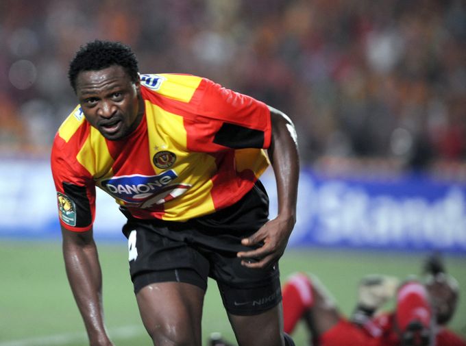 Tragédie přímo na hřišti. Po kolapsu zemřel Afričan, kterému přezdívali Tank (†40) Tragédie přímo na hřišti. Po kolapsu zemřel Afričan, kterému přezdívali Tank (†40)