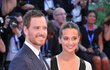 Michael Fassbender a Alicia Vikander