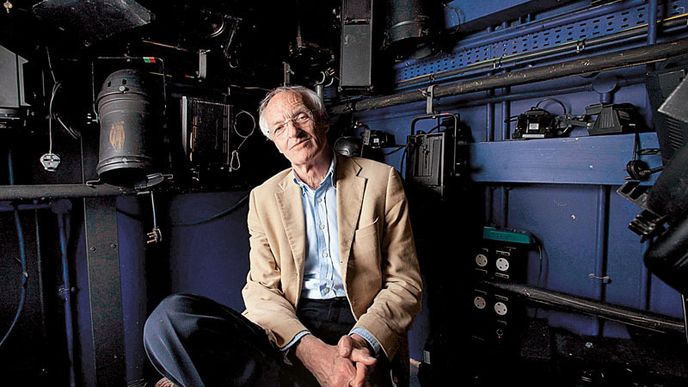 Michael Frayn, autor vtipem přetékajících novinových sloupků pro Guardian a Observer, zúročil svůj smysl pro humor i v deseti románech