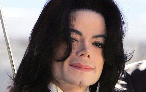 Zesnulý zpěvák Michael Jackson (†50) trpěl takovými traumaty ze svého vzhledu, že podstoupil desítky plastických operací po celém těle.