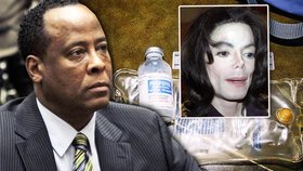 Lékař Michaela Jacksona Conrad Murray definitivně přišel o lékařskou licenci.