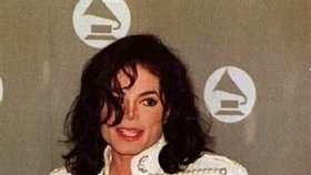 Michael Jackson přebírá enu Grammy