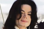 Michael Jackson měl v těle zakázaný protidrogový implantát