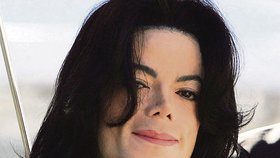 Michael Jackson měl v těle zakázaný protidrogový implantát