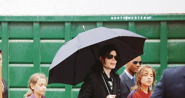 Jeden z mála snímků, na němž děti nemají škrabošky. Michael se je před světem snažil ukrývat. Zleva starší Prince Michael a dcera Paris.