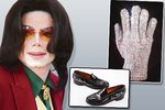 Jacksonova typická rukavice, kterou nosil během koncertů se vydražila za 4 miliony a jeho mokasíny, které miloval za 1,9 milionu