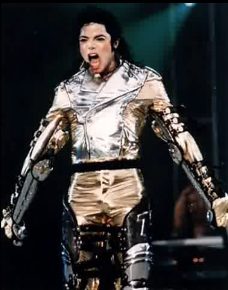 Zlatý kostým, ve kterém Michael vystoupil, měl cenu asi 400 000 Kč