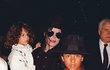 Michael Jackson a jeho údajná oběť Jordan Chandler. Na snímku drží zpěvák Jordanovu mladší sestru Lily