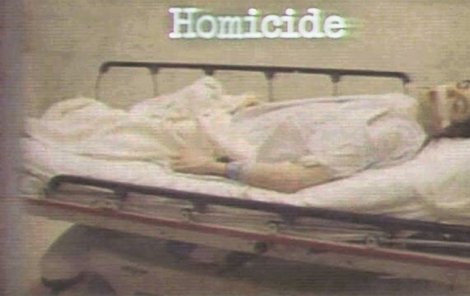 Poslední fotka Jacksonova bezvládného těla na nemocničním lůžku.