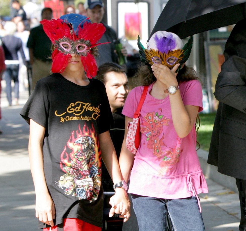 17. května 2009 - za maskami se skrývali Prince Michael a Paris