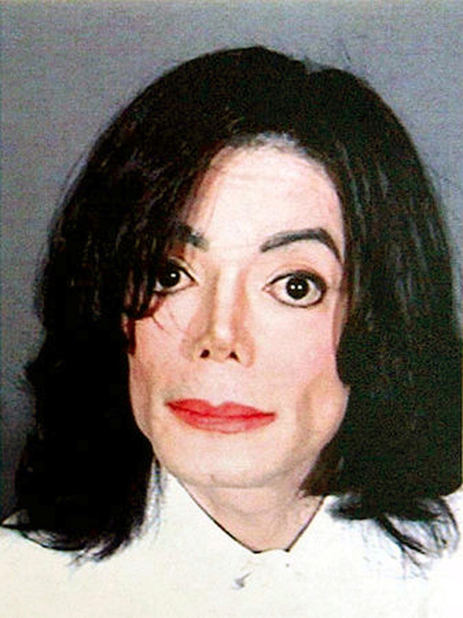 Michael Jackson na policejní fotce po zatčení