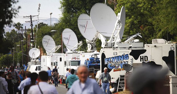 Hayvenhurst Ave: Jsou zde desítky přenosových TV vozů z celého světa a přinášejí nepřetržité zpravodajství o každém pohybu někoho z domu