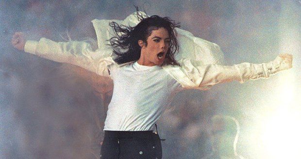 Michael Jackson je pět let po smrti, ale vydělává víc než v dobách největší slávy.