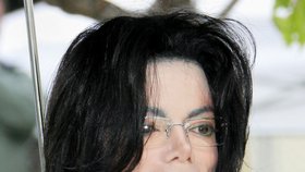 Zpěvák Michael Jackson je neustále obviňovaný z pedofilie.