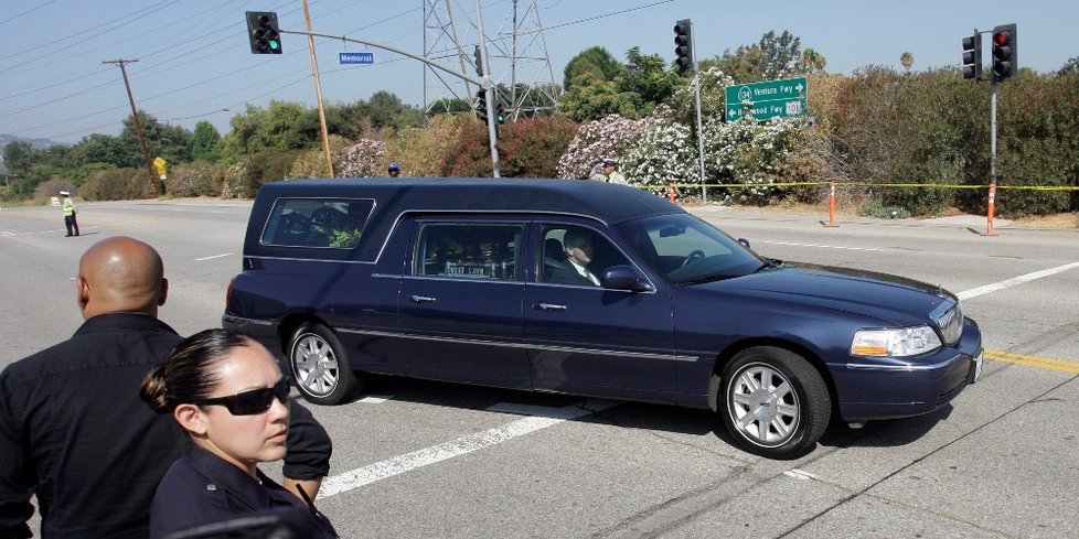 Pohřební vozidlo s tělem Jacksona