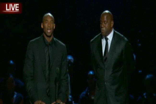 Kobe Bryant  a Magic Johnson (vpravo)