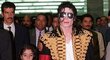 Zpvěák Michael Jackson si ve výstředních outfitech liboval.