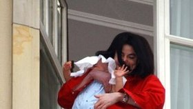 Michael Jackson v berlínském hotelu ukazuje svého syna fanouškům, připadá vám jako způsobilý otec?