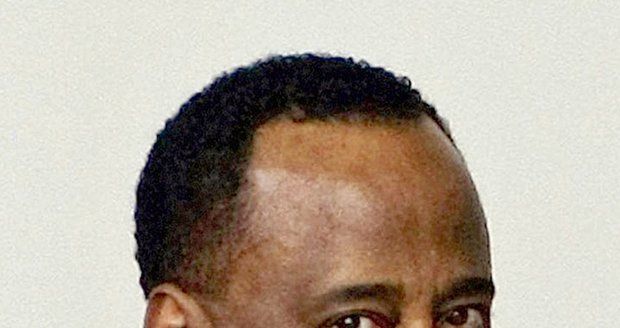 Doktor Conrad Murray byl osobní lékař Michaela Jacksona. Je obviněn z jeho zabití. Za to mu hrozí čtyři roky vězení