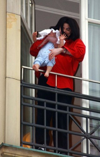 Michael Jackson v berlínském hotelu ukazuje svého syna fanouškům, připadá vám jako způsobilý otec?