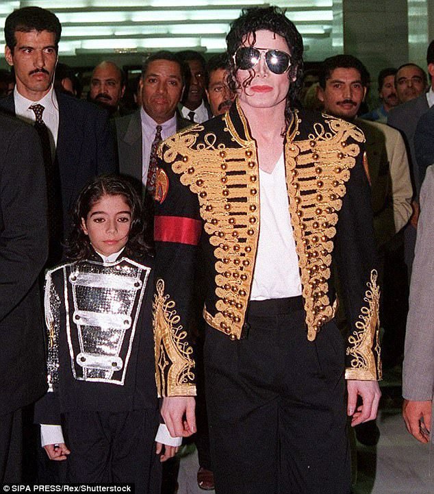 Zpvěák Michael Jackson si ve výstředních outfitech liboval.