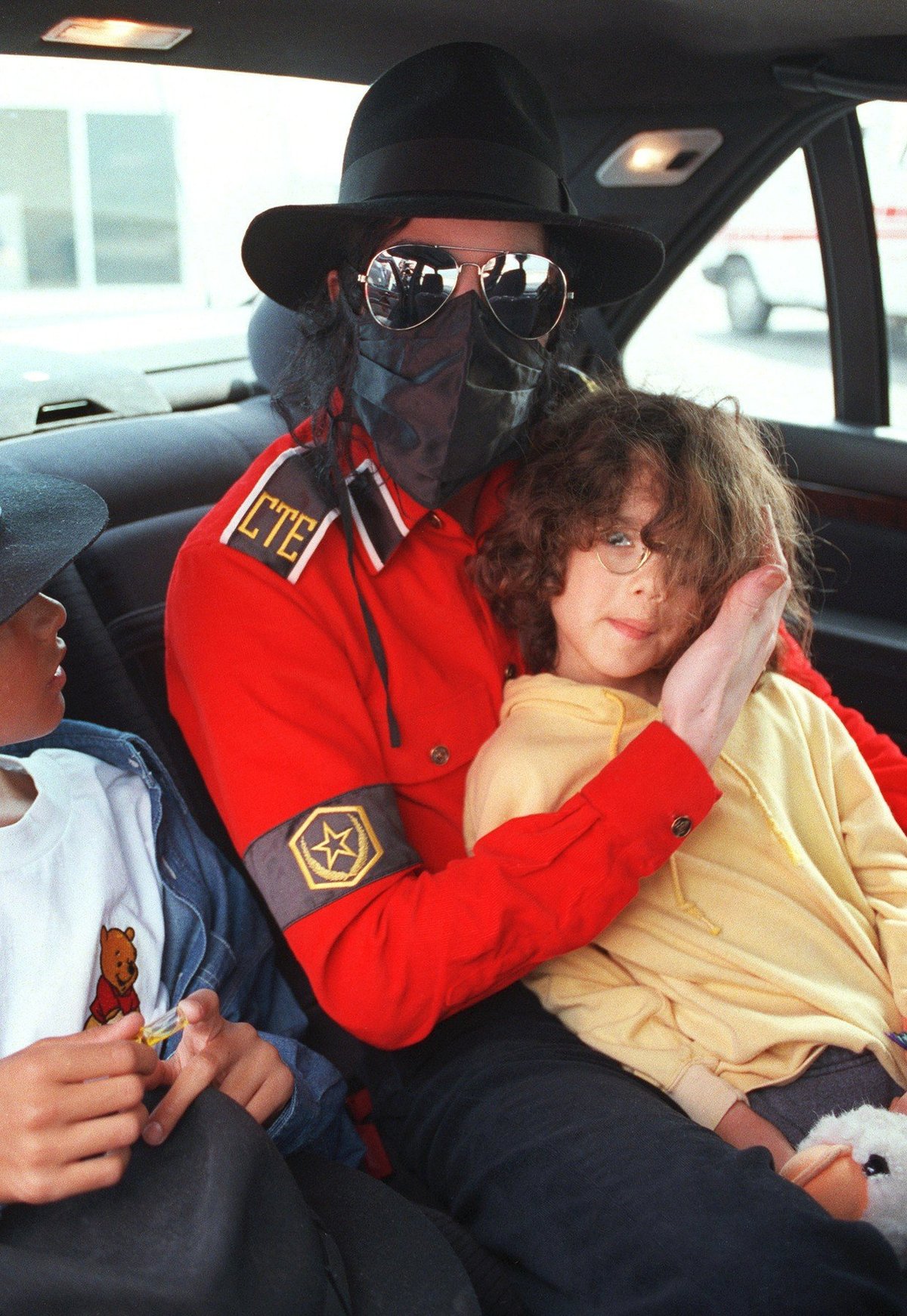 Rouška na obličeji, chlapec na klíně, typický obrázek poloviny 90. let.