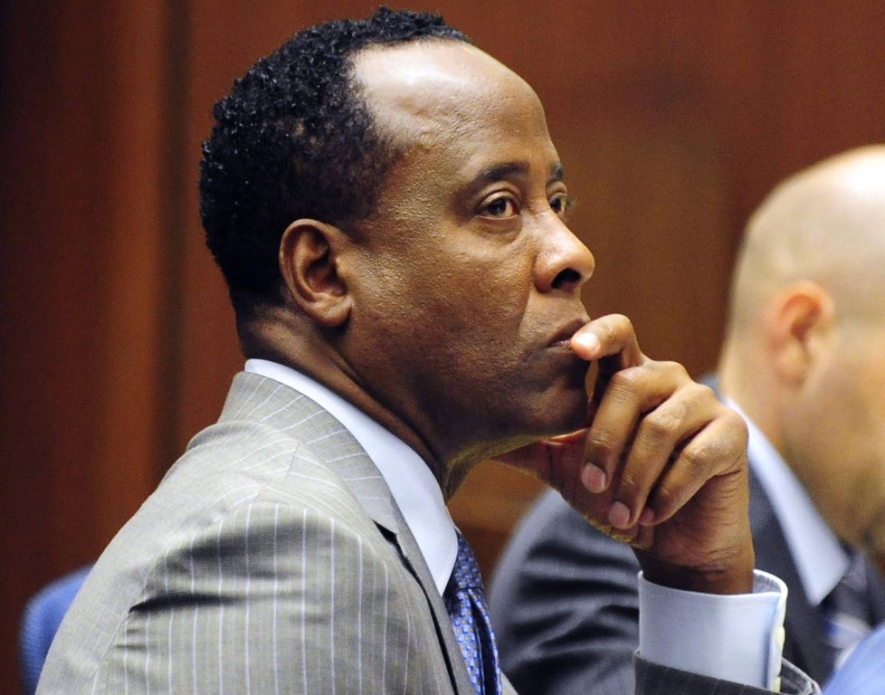 Doktor Conrad Murray u soudu v Los Angeles