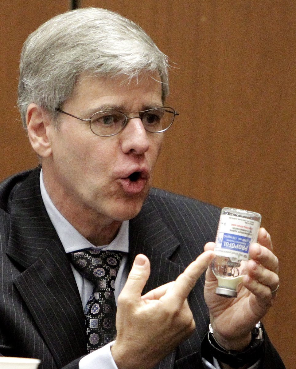 Anesteziolog Steven Shafer ukazuje u soudu lahvičku s propofolem