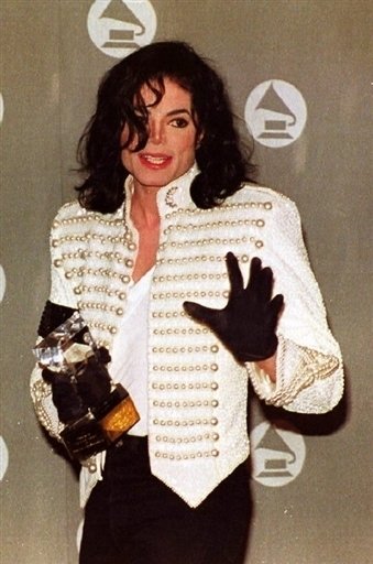 Michael Jackson přebírá cenu Grammy.