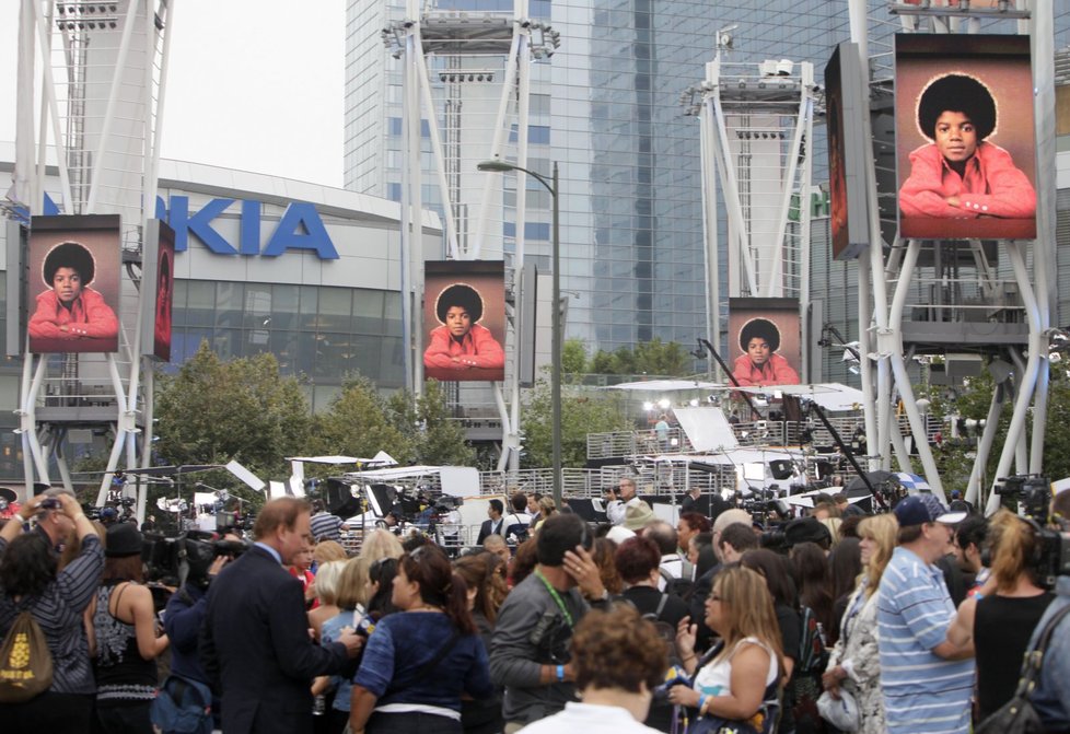 Pohřeb Michaela Jacksona vyvolal pořádný rozruch. Ulice jsou plné lidí