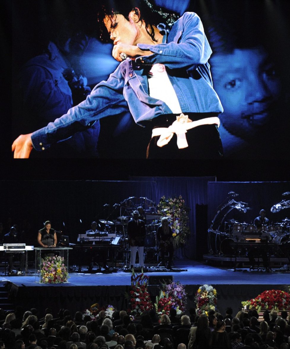Odchod popového krále Michaela Jacksona v zaplněné hale v Los Angeles