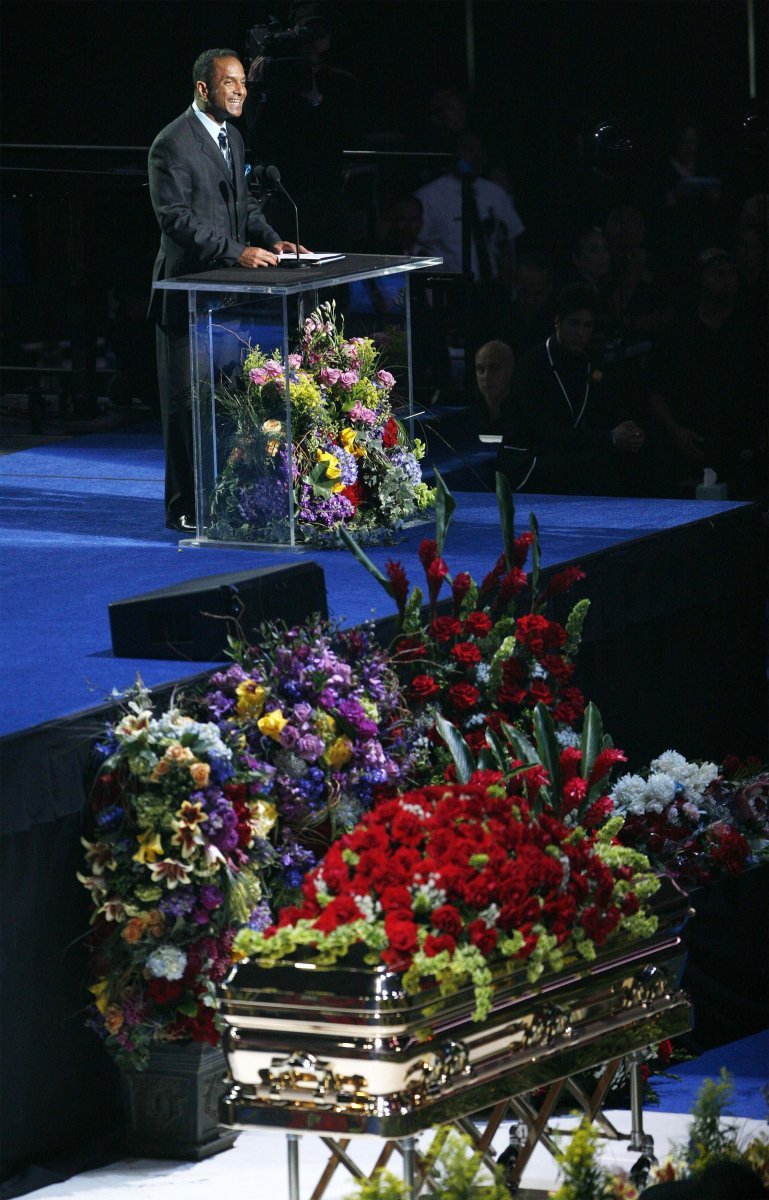 Pastor Lucius Smith během obřadu v Staples Centru v Los Angeles