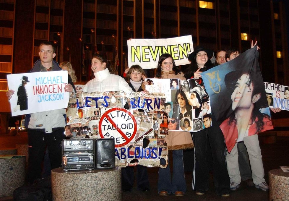 V roce 2004 lidé v Praze demonstrovali proti soudu se zpěvákem.
