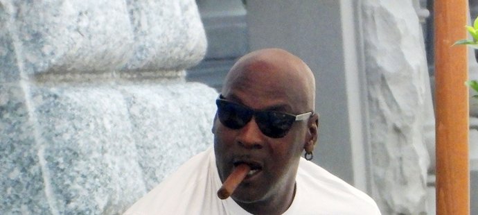 Michael Jordan propadl kubánským doutníkům, za den jich zvládne i šest. Bafá i na dovolené v Itálii.