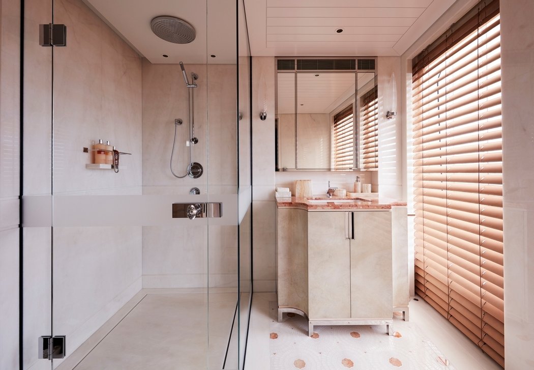 Luxusem voní také koupelna, kterou má legenda na palubě k dispozici.