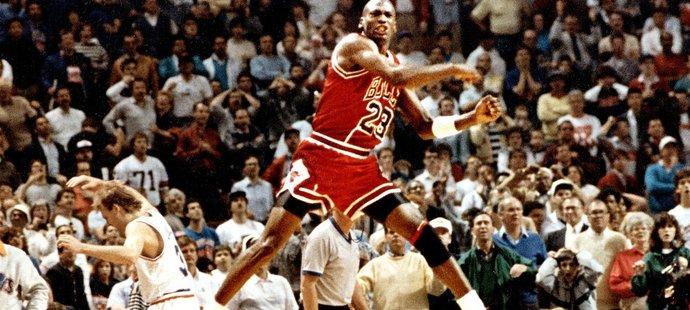 Michael Jordan se stal prvním profesionálním sportovcem vůbec, který se kdy zařadil mezi 400 nejbohatších lidí Ameriky.