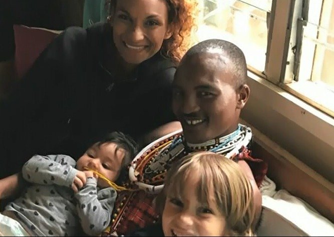 Lejla Abbasová s dětmi v Africe