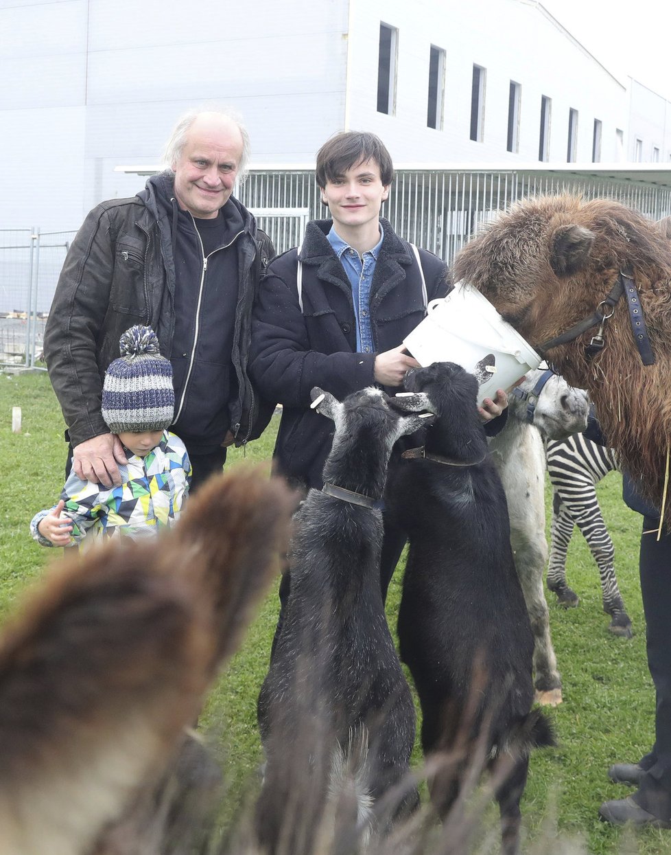 Michael Kocáb se syny Michaelem a mladším Davidem v soukromé zoo v Lounech