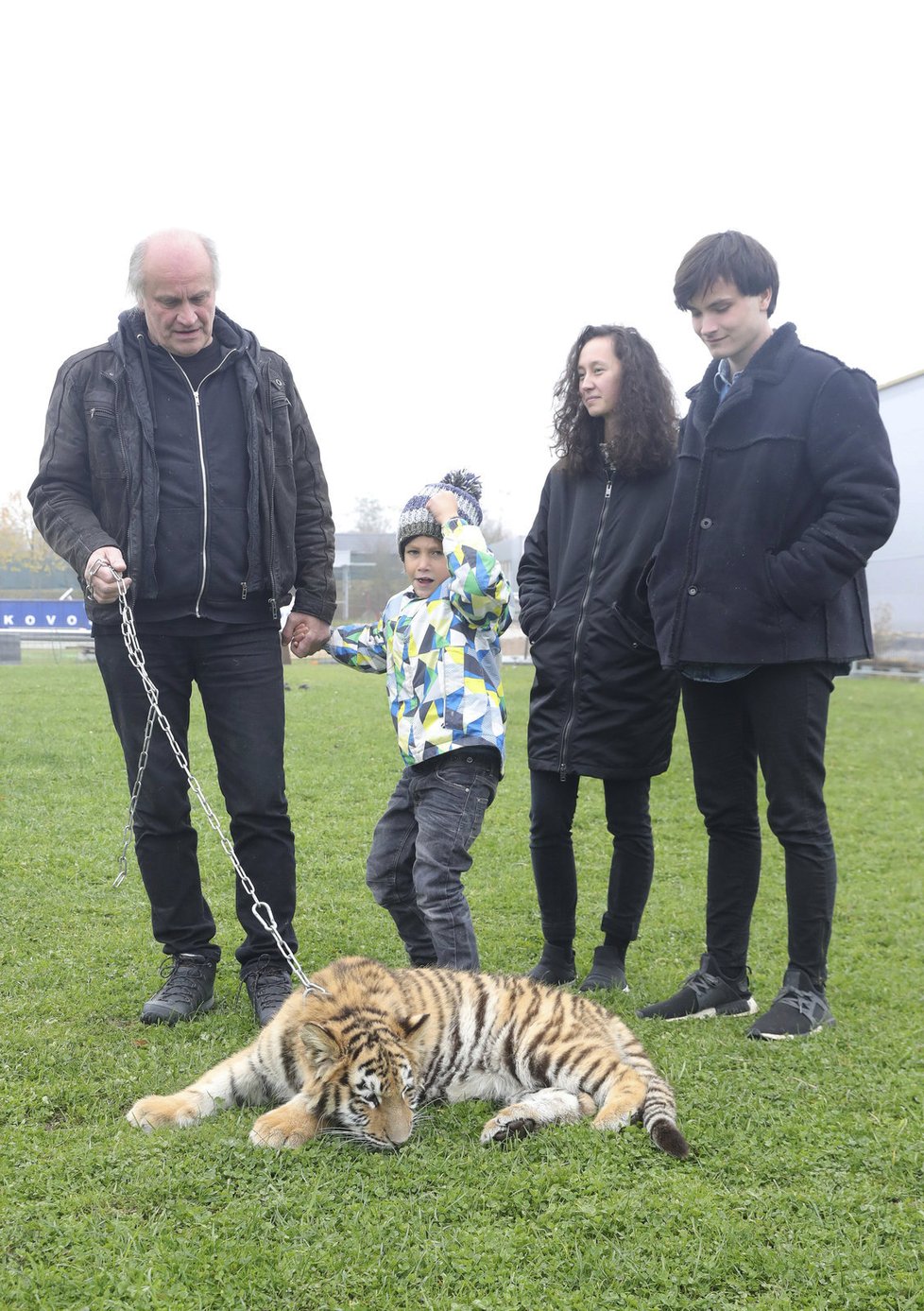 Michael Kocáb se syny Davidem, Michaelem a jeho přítelkyní v soukromé zoo v Lounech