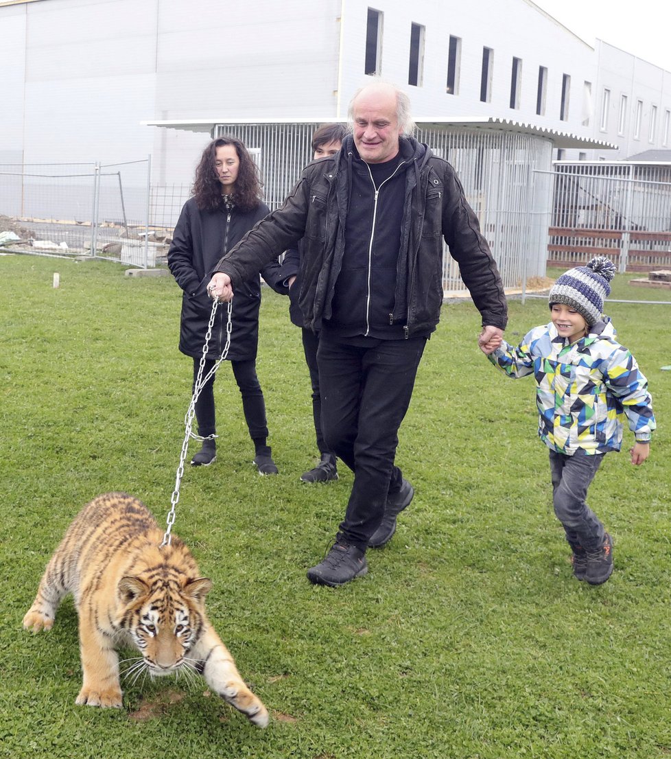 Michael Kocáb se syny Davidem a Michaelem a Lejlou Abbasovou.