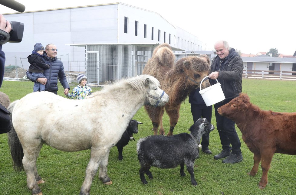 Michael Kocáb v soukromé zoo v Lounech