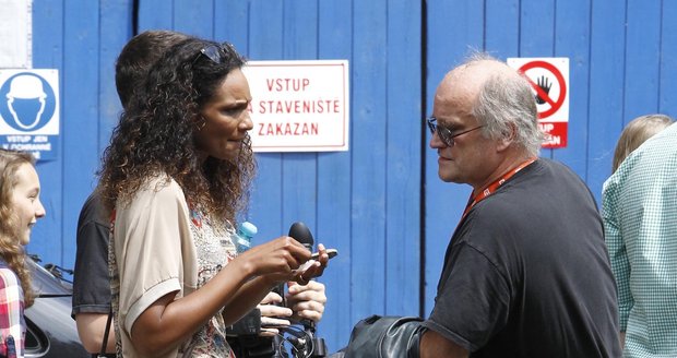 Michael Kocáb a Lejla Abbasová v Karlových Varech na filmovém festivalu v roce 2014.