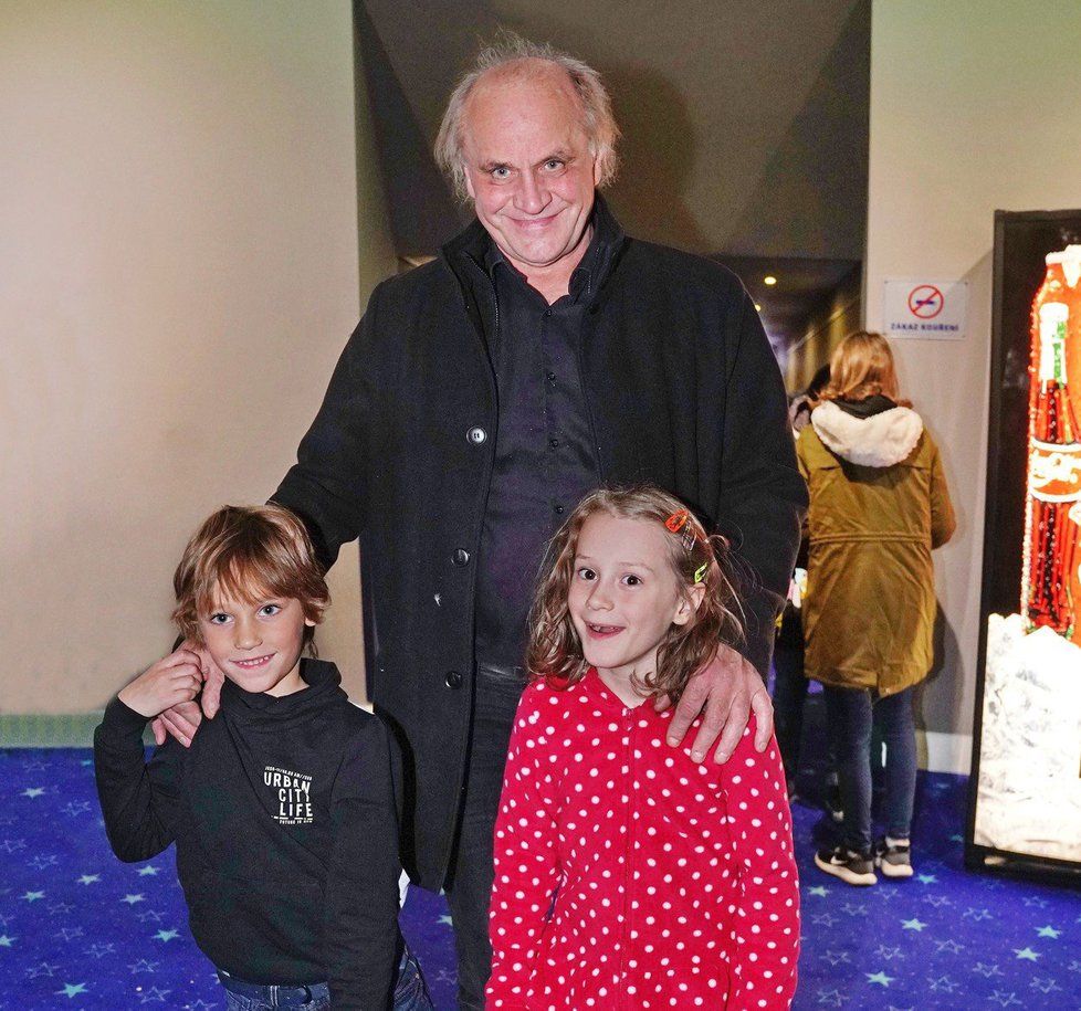 Michael Kocáb se synem Davidem a vnučku Miou v kině.