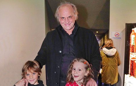 Michael Kocáb se synem Davidem a vnučku Miou v kině.