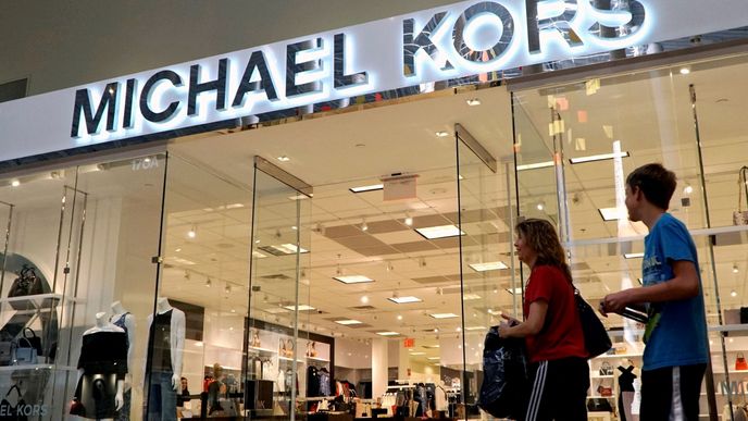 Značka Michael Kors patří do módní skupiny Capri Holdings. Tu za 8,5 miliardy dolarů kupuje americká společnost Tapestry.