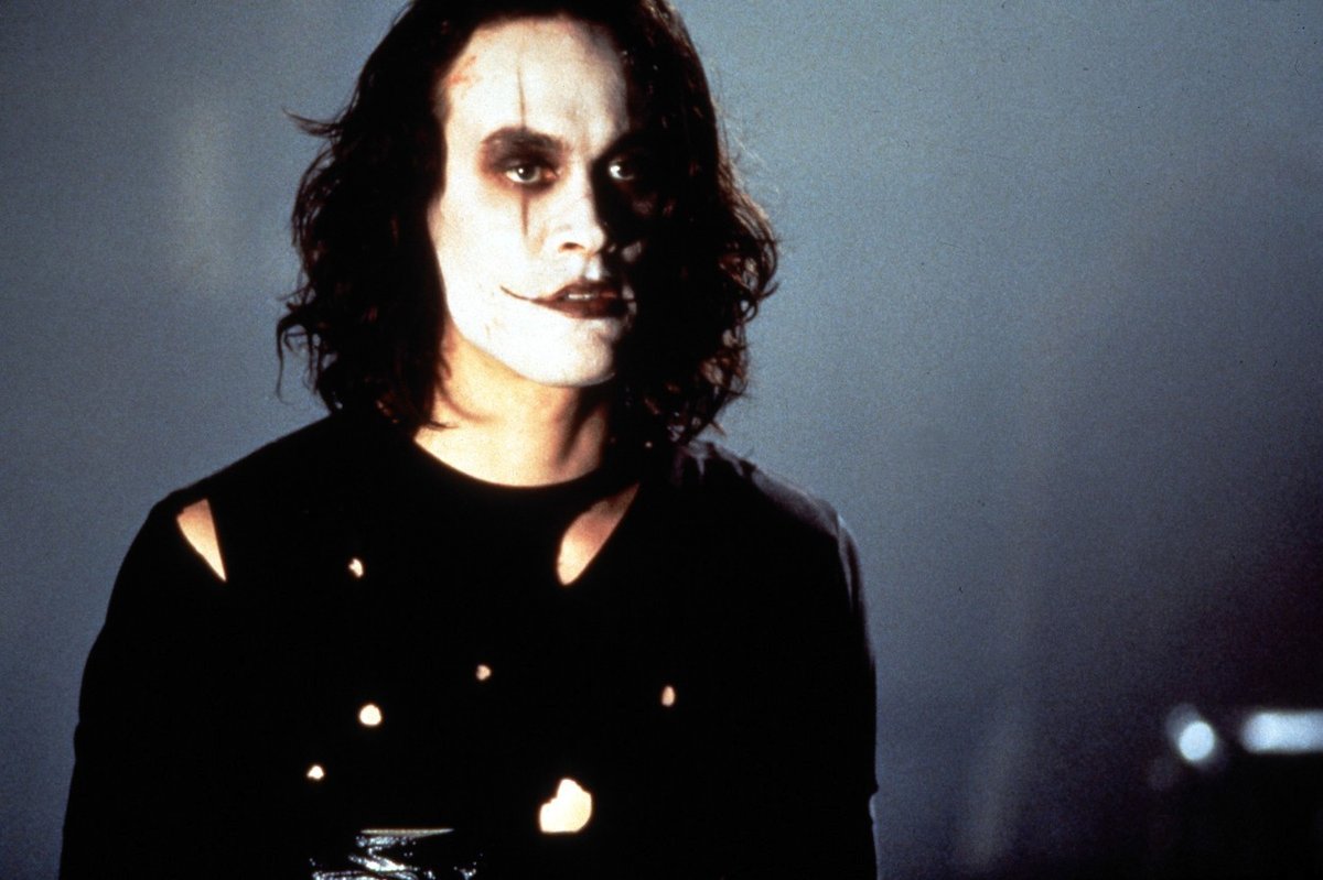 Brandon Lee jako Eric Draven ve Vráně.