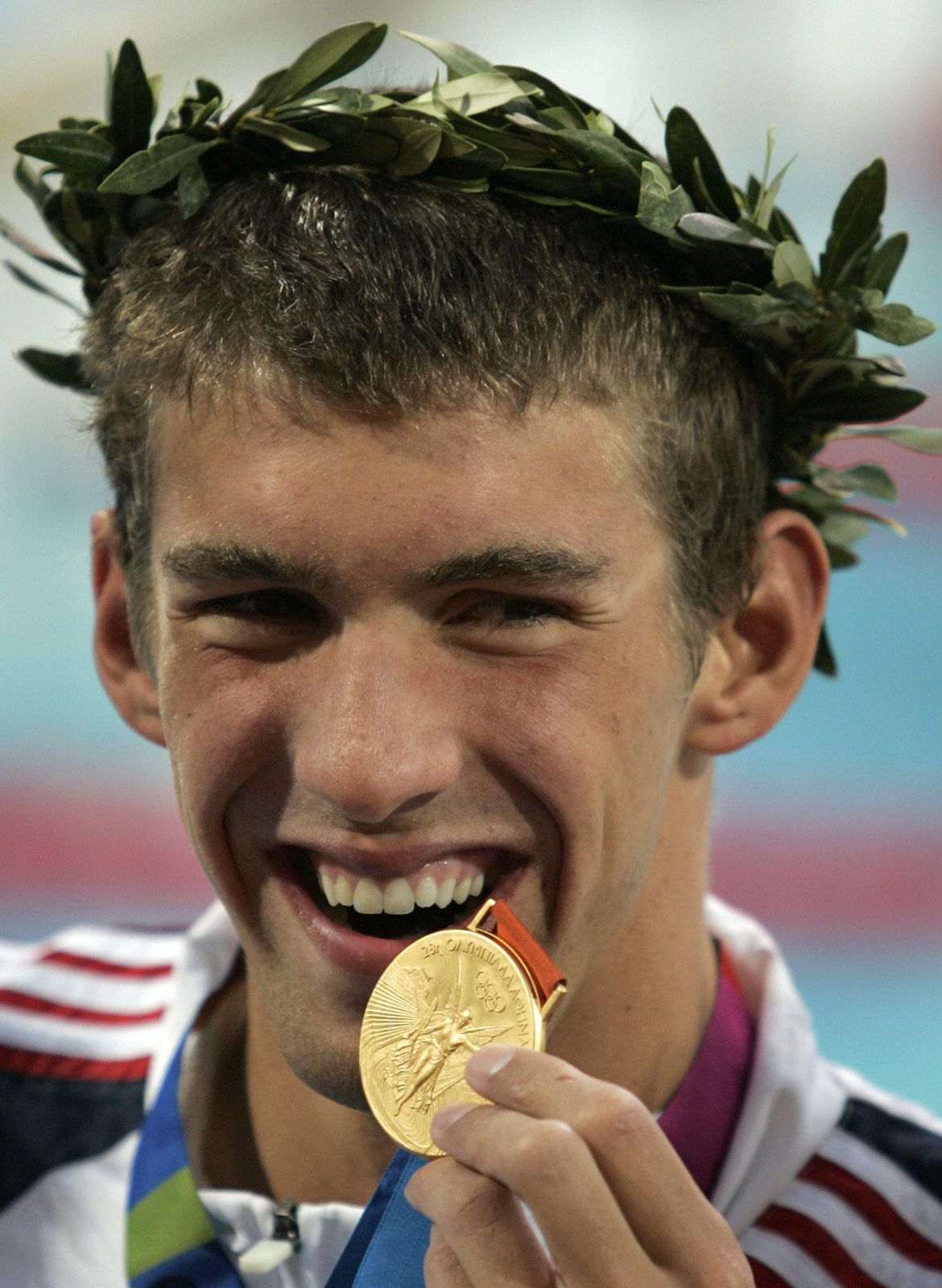Phelps se zlatou olympijskou medailí, kterou vylovil z londýnského bazénu