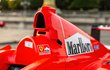 Ferrari F300, se kterým vítězil Michael Schumacher, jde do aukce