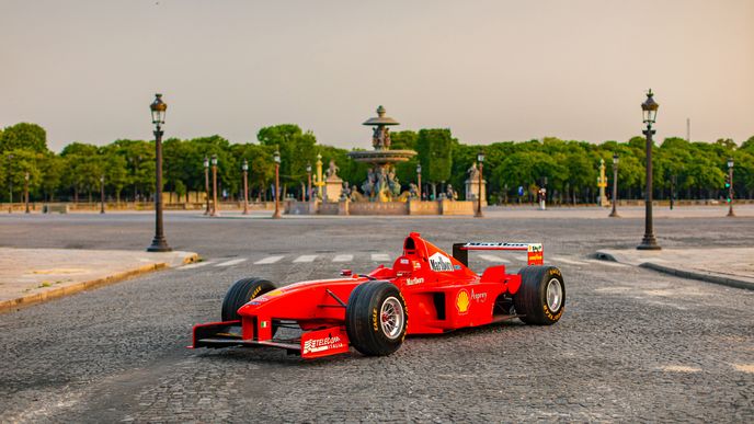Ferrari F300, se kterým vítězil Michael Schumacher, jde do aukce.