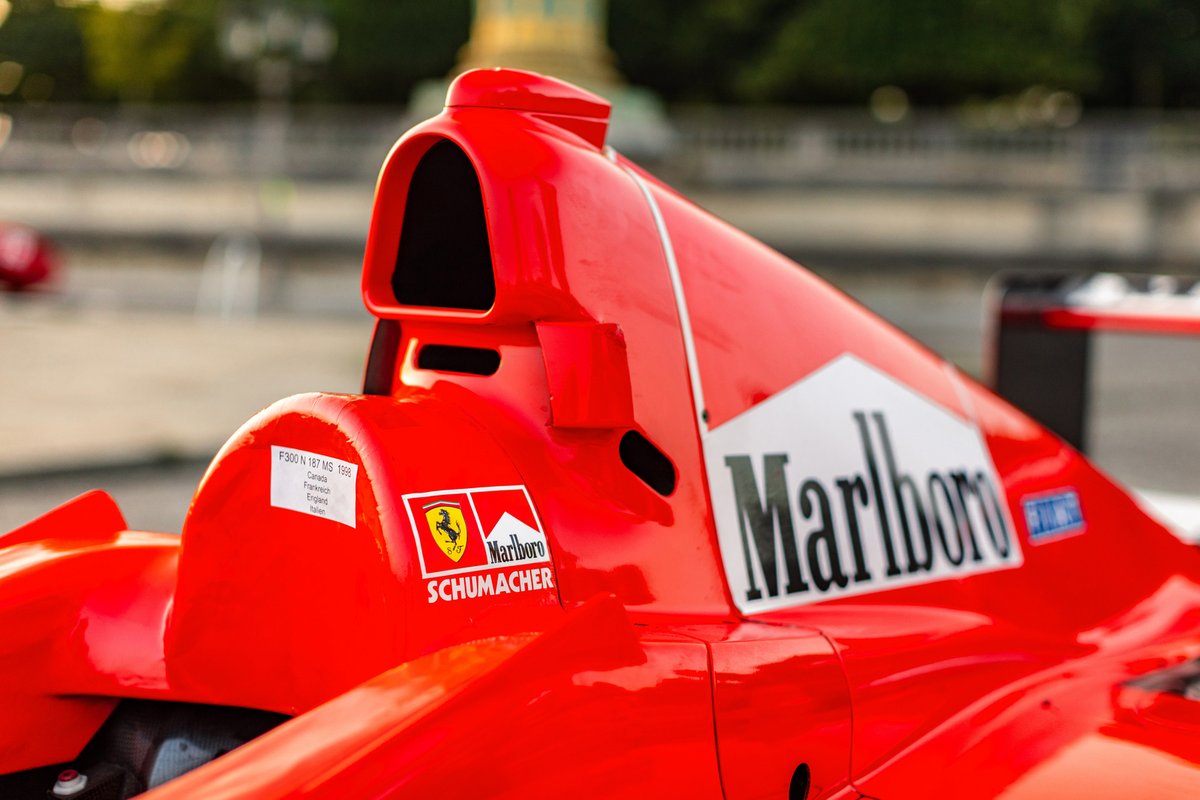 Ferrari F300, se kterým vítězil Michael Schumacher, jde do aukce